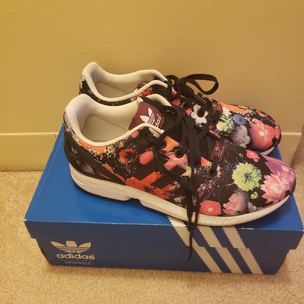 Adidas unisex multicolored sneakers.